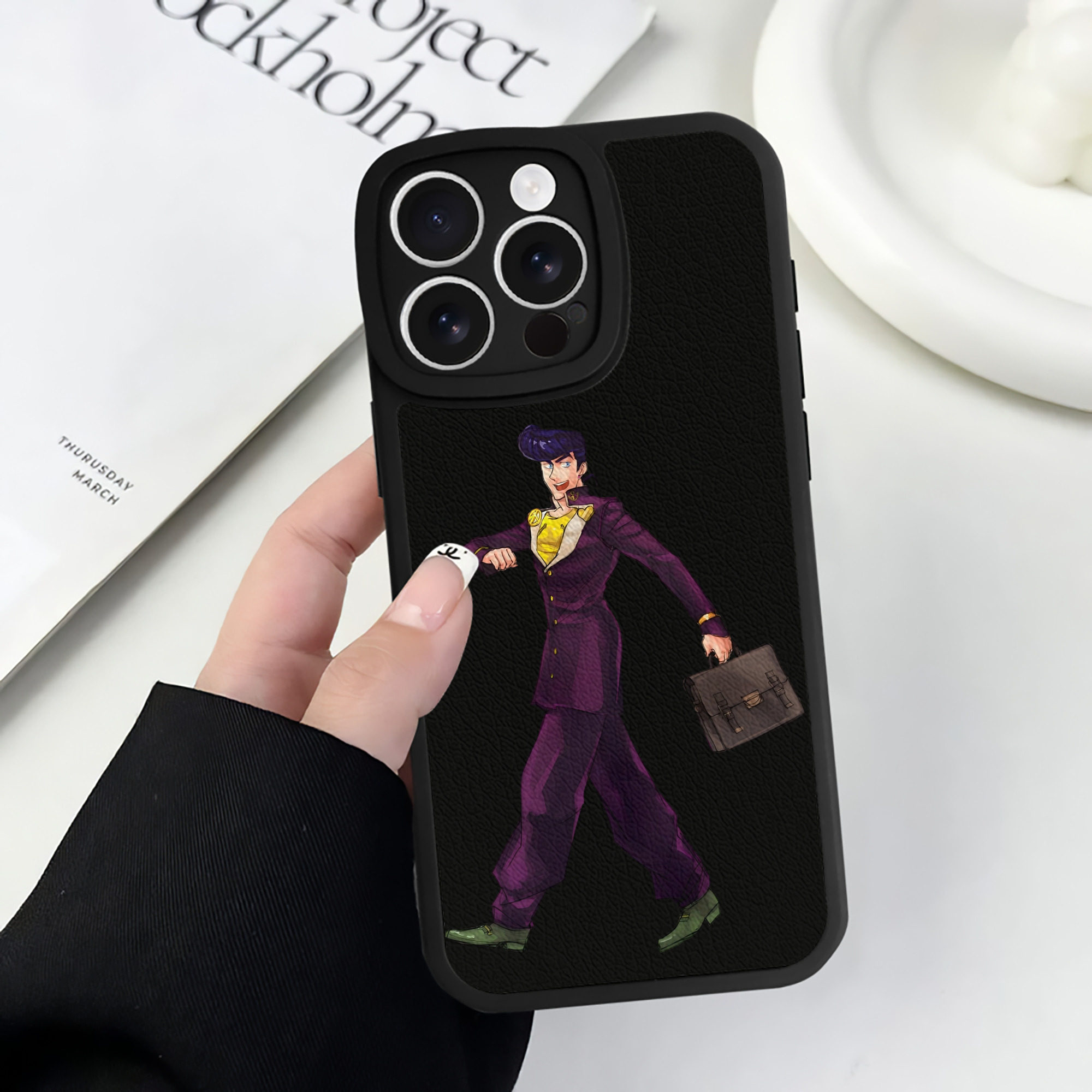 （画像用） ジョジョの奇妙な冒険 ひがしかた じょうすけ JoJo's Bizarre Adventure Higashikata Josuke 【iPhone 16シリーズ対応】シリコンスマホケース（レザー調） 材質：シリコン
